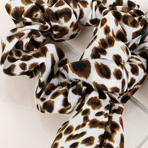 ❗️One Left❗️ Biege Cheetah Hair Scrunchie/Scarf - Picture 2 of 3